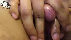 Chica de ébano frotando su gran clítoris